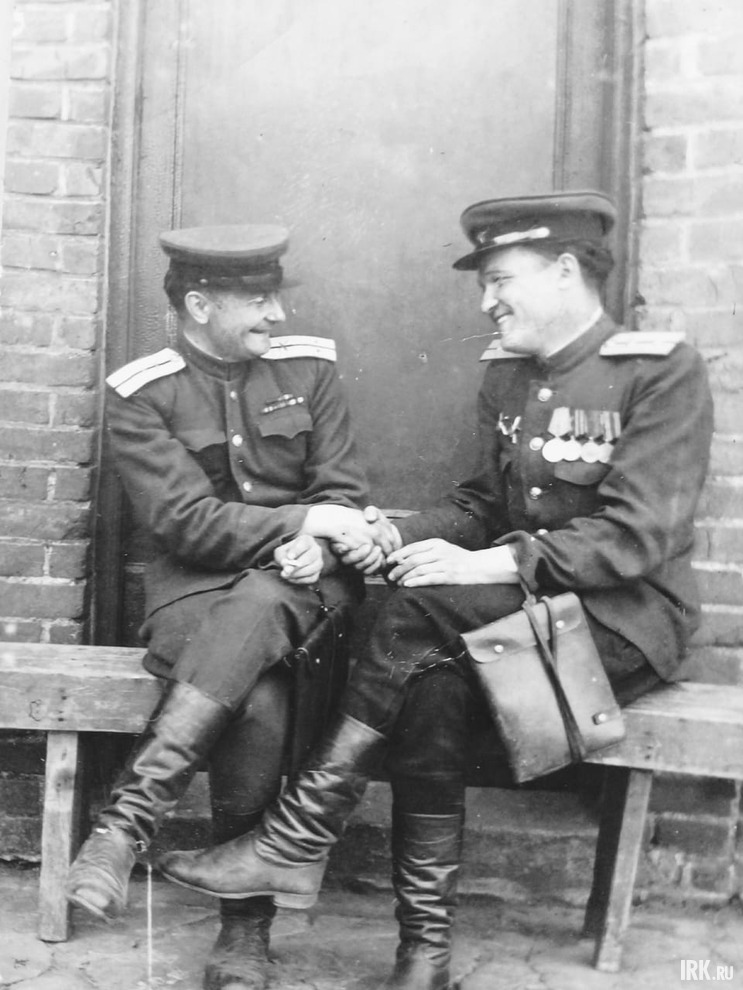 Медаль «За отвагу», «За Победу в ВОВ 1941-1945 гг», «За взятие Берлина», «За освобождение Варшавы», Орден Красной Звезды". Фото - г. Магдебург 25.03.1947 г., беседа с земляком Окуневым. Фото прислала Молчанова Ирина