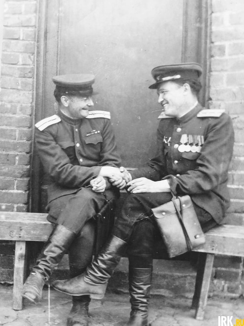 Медаль «За отвагу», «За Победу в ВОВ 1941-1945 гг», «За взятие Берлина», «За освобождение Варшавы», Орден Красной Звезды". Фото - г. Магдебург 25.03.1947 г., беседа с земляком Окуневым. Фото прислала Молчанова Ирина