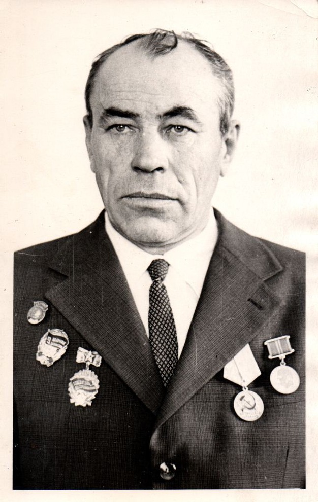 Ряднов Николай Андреевич 22.05.1925-20.08.2009 гг. С 13 лет работал в шахте (1940) в п.Косьяновка. Во время войны на фронт не брали, т.к. на шахтеров стояла бронь. Трудились в тылу, уголь составами отправляли на фронт.