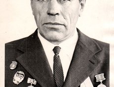 Ряднов Николай Андреевич 22.05.1925-20.08.2009 гг. С 13 лет работал в шахте (1940) в п.Косьяновка. Во время войны на фронт не брали, т.к. на шахтеров стояла бронь. Трудились в тылу, уголь составами отправляли на фронт.