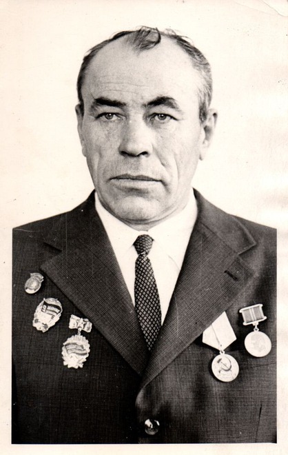 Ряднов Николай Андреевич 22.05.1925-20.08.2009 гг. С 13 лет работал в шахте (1940) в п.Косьяновка. Во время войны на фронт не брали, т.к. на шахтеров стояла бронь. Трудились в тылу, уголь составами отправляли на фронт.