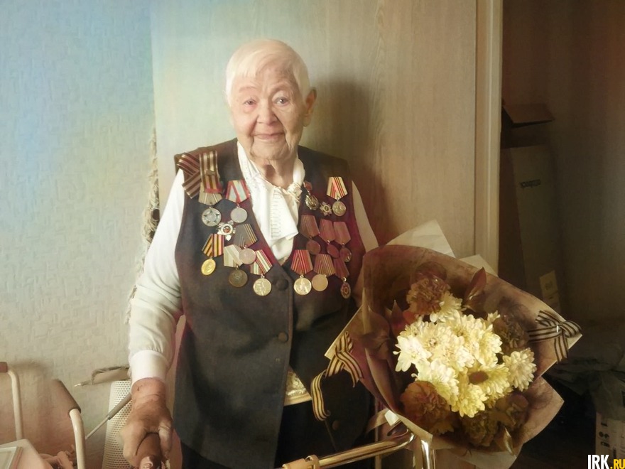 Саломатина Варвара Петровна (1924-2017). В 18 лет ушла на фронт. Была санитаркой в госпитале 3-го Белорусского фронта, службу закончила старшей сестрой-хозяйкой. В День Победы служила в госпитале Чехословакии. Фото прислала А.Рыжова