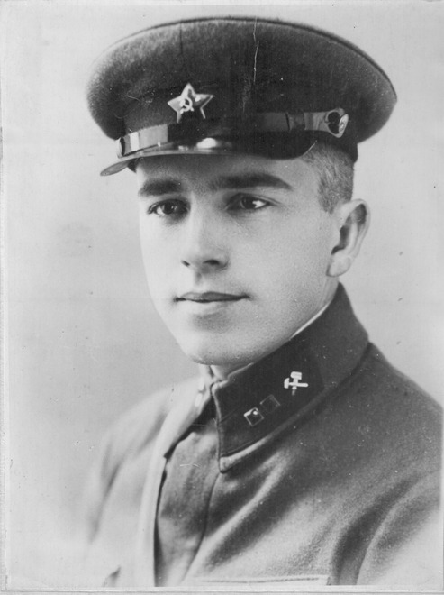 Кузьмук Ефим Флорович (1916).Войну встретил на юго-зап. фр., сражался в войсках 6-го и 12-го фронтах в окружении. Попал в плен вместе с ген. Карбышевым, бежал, был партизаном, перешел в артиллерию, техник-лейтенант. Прошел всю войну.