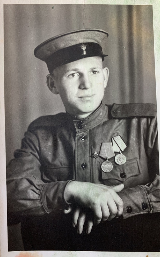 Долгих Александр Петрович (1924-1987). Призван 18 февраля 1943 г. С 4 мая 1943 в составе 15 отдельного железнодорожного батальона прокладывал новые и восстанавливал разрушенные участки железной дороги при наступлении советской армии.