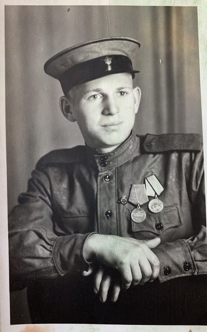 Долгих Александр Петрович (1924-1987). Призван 18 февраля 1943 г. С 4 мая 1943 в составе 15 отдельного железнодорожного батальона прокладывал новые и восстанавливал разрушенные участки железной дороги при наступлении советской армии.