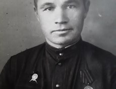 Рукосуев Михаил Михайлович 24.08.1915 — 04.11.1972 гг. Призван в 1937 году. Демобилизован в 1946 гг. 1 Укринский фронт. Был ранен, после госпиталя - 3 Украинский фронт. Ст.лейтенант. Орден Красной Звезды, медаль «За Победу над Германией». Фото Ольга Улько