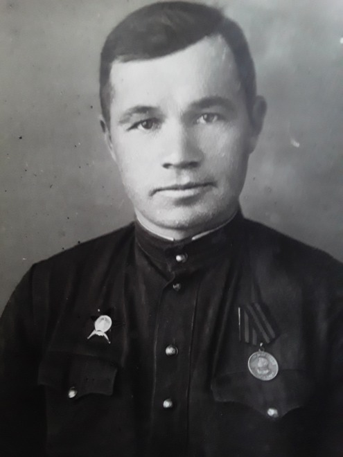 Рукосуев Михаил Михайлович 24.08.1915 — 04.11.1972 гг. Призван в 1937 году. Демобилизован в 1946 гг. 1 Укринский фронт. Был ранен, после госпиталя - 3 Украинский фронт. Ст.лейтенант. Орден Красной Звезды, медаль «За Победу над Германией». Фото Ольга Улько