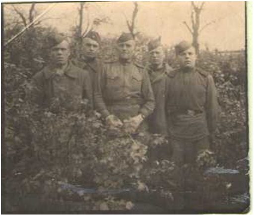 Бутин Алексей Васильевич. Ефрейтор. Победные фотографии из Берлина 1945 года. Алексей Васильевич в центре фото.