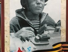 Новикова Валентина Захаровна. Она служила на острове Русском, была зенитчиком-наводчиком. Вначале батарея состояла из девушек из Иркутской области и Владивостока. Намного позже, пополнили молодыми ребятами.