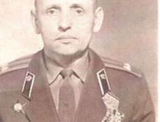 Докин Николай Дмитриевич. Прошёл всю войну. Воевал на Ленинградском и Калининском фронтах. Служил в жд войсках. Дважды кавалер ордена «Красной Звезды» за оборону Ленинграда. Закончил войну в звании полковника. Умер в 2008 году.