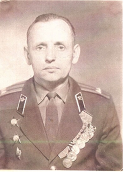Докин Николай Дмитриевич. Прошёл всю войну. Воевал на Ленинградском и Калининском фронтах. Служил в жд войсках. Дважды кавалер ордена «Красной Звезды» за оборону Ленинграда. Закончил войну в звании полковника. Умер в 2008 году.
