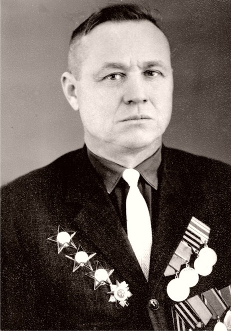 Клименок Александр Никитович, призван в 1940 году. Войну закончил в Берлине. Воевал в разведке, политрук роты, коммунист. Кавалер трех орденов Красной Звезды, ордена Отечественной войны 1 ст, «За отвагу». Был четырежды ранен.