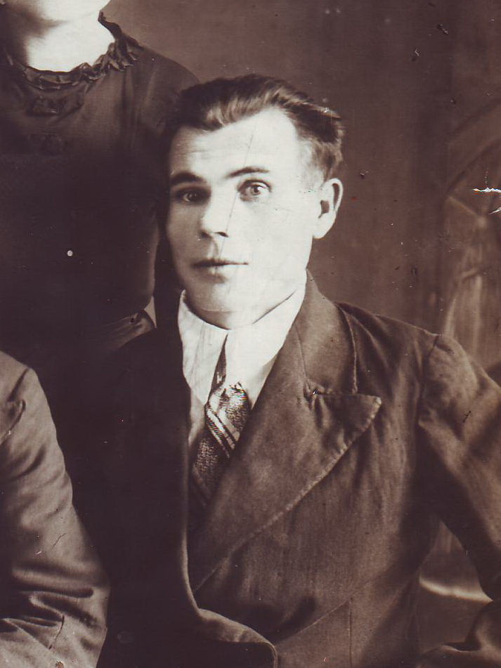 Дмитрий Артюхов, сержант, командир 3-ей стр.роты, 981 стр.полка, 253-ей стр.Калинковичской дивизии. Погиб в бою за высоту Безымянную 22 июня 1944 г. у д. Ваготино. Орден ВОВ 2-ой ст. (посмертно), Орден Красной звезды, «За отвагу», «За боевые заслуги».