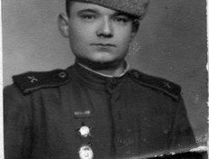 Шеломенцев Василий Петрович (1924-1975) гв. сержант. Воевал в 65-й армии 2-го Белорус.фр. Артиллерист, наводчик 76-мм орудия 130-й стр.див.1318-го истребит.противотанкового полка, разведчик-наблюдатель.Освобождал Польшу,Германию.