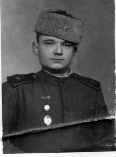 Шеломенцев Василий Петрович (1924-1975) гв. сержант. Воевал в 65-й армии 2-го Белорус.фр. Артиллерист, наводчик 76-мм орудия 130-й стр.див.1318-го истребит.противотанкового полка, разведчик-наблюдатель.Освобождал Польшу,Германию.