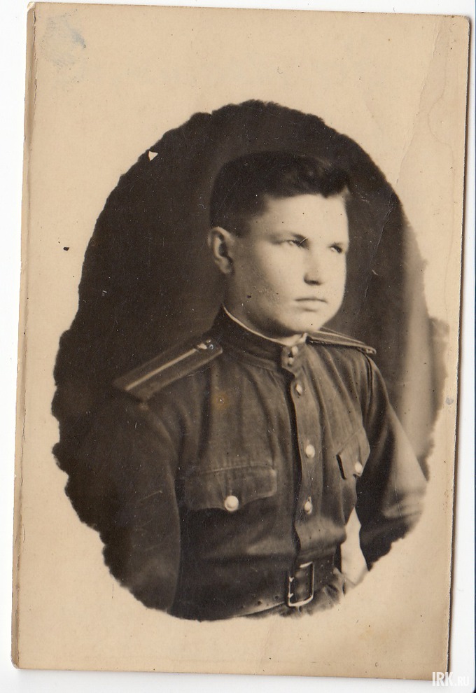 Сутырин Георгий Иванович. Призван в 1942. Воевал на Ленинградском, Волховском, 3-м Прибалтийском фронтах. Закончил войну в Кенигсберге в составе 3-го Белорусского фронта. Был ранен, выжил. Орден Красной звезды, после взятия Кенигсберга. Фото И.Сутыриной