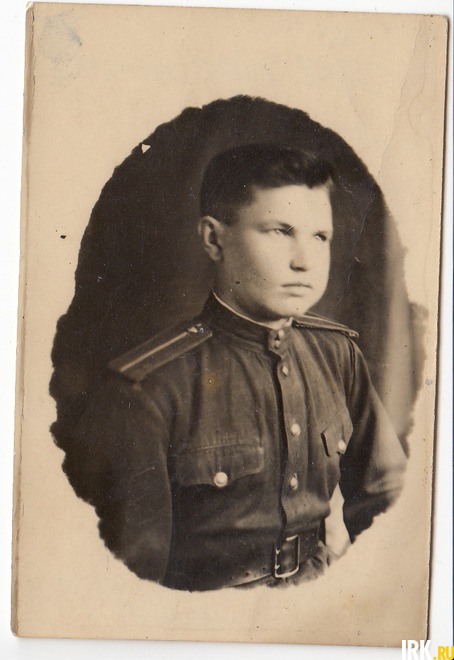 Сутырин Георгий Иванович. Призван в 1942. Воевал на Ленинградском, Волховском, 3-м Прибалтийском фронтах. Закончил войну в Кенигсберге в составе 3-го Белорусского фронта. Был ранен, выжил. Орден Красной звезды, после взятия Кенигсберга. Фото И.Сутыриной