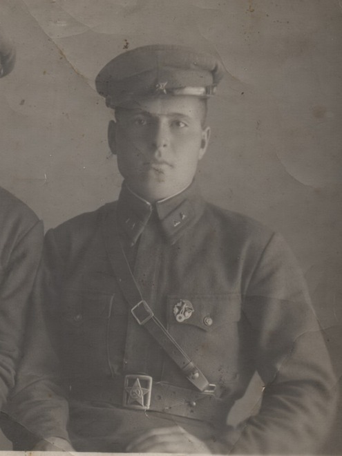 Задворный Иван Кузьмич 1917 г.р., командир развед. взвода, прошел всю войну. Победу встретил в госпитале. Награжден орденом Отечественной войны II степени. Скончался 11.10.1980 г.