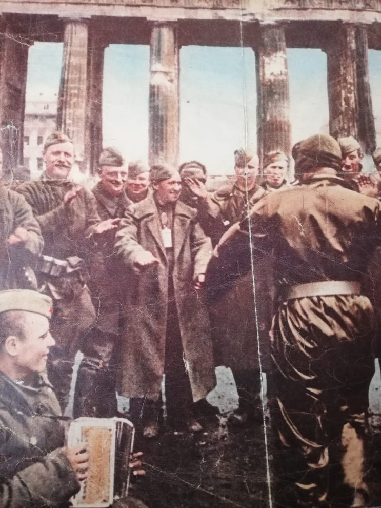 «Победа!» 1945 год. Слева в верхнем ряду - Туров Иван Семенович. Бранденбургские ворота. Фото прислала Татьяна Гольцова