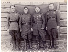 Скуматов Федор Иванович (первый справа). Призван на фронт из Нижнеудинска.  Награжден Орденом Красной Звезды в 1943 и Орденом Отечественной войны II степени в 1944. Федор Иванович прошел всю войну и дошел до Берлина.