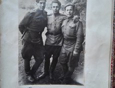 Чарный Борис Моисеевич (справа), ст.серж. и замком взвода разведки. С фронтовыми друзьями (слева направо: Георгий Максимов, Александр Рудницкий). Вели фоторазведку местности, прошли Курскую дугу, брали Брест, Штеттин, Варшаву, Берлин. Фото - Юлия Чарная