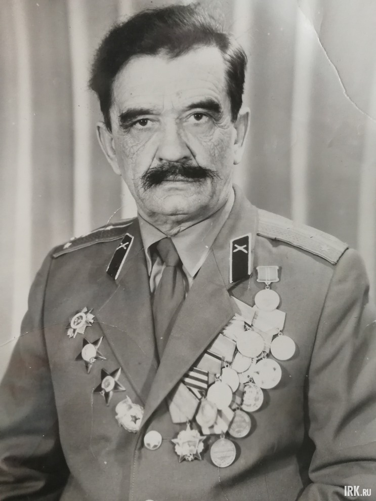 Кравченко Иван Андреевич, родился в 1921 году. В 1940 году был призван в армию. Учился в Академии, в 1943 ушёл на войну. В августе 1945 года демобилизован в звании капитана. Умер 23 ноября 1987 года