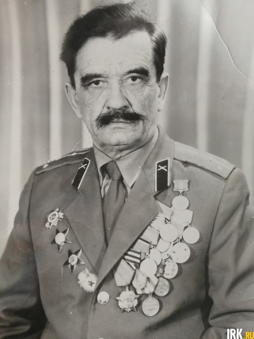 Кравченко Иван Андреевич, родился в 1921 году. В 1940 году был призван в армию. Учился в Академии, в 1943 ушёл на войну. В августе 1945 года демобилизован в звании капитана. Умер 23 ноября 1987 года