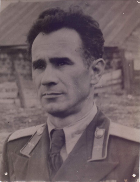 Глазунов Иван Алексеевич, 25.10.1913 г.р. Участник финской войны. Был ст. лейтенантом, стал капитаном. В ноябре 1941 ранен подо Ржевом. Был назначен зам.начальника штаба. Переведен на ст.Белая в Иркутской обл. В действующей армии служил до 1954 г.