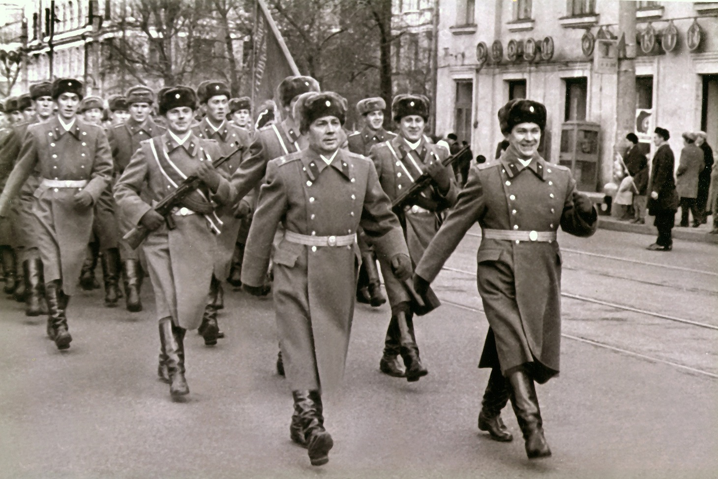 Подполковник внутренней службы Владимир Лыхин — в центре, на параде в Иркутске, начало 70-х
