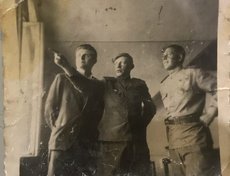 Младший сержант, служил в 21 стрелковой дивизии, 3-й Украинский фронт , затем в Управлении войск НКВД. Разведчик-наблюдатель. На фото - крайний справа