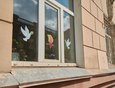 Впрочем, оживление наблюдалось только у мемориала «Вечный огонь». На улицах Иркутска 9 мая достаточно пусто, о празднике напоминают лишь украшенные окна.