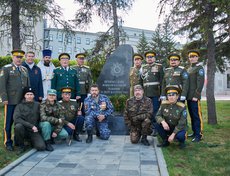 Представители Иркутского казачьего войска каждый год встречаются около памятника воинам-казакам, который находится возле храма во имя Спаса Нерукотворного Образа.