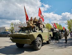 Около танка «Иркутский комсомолец»