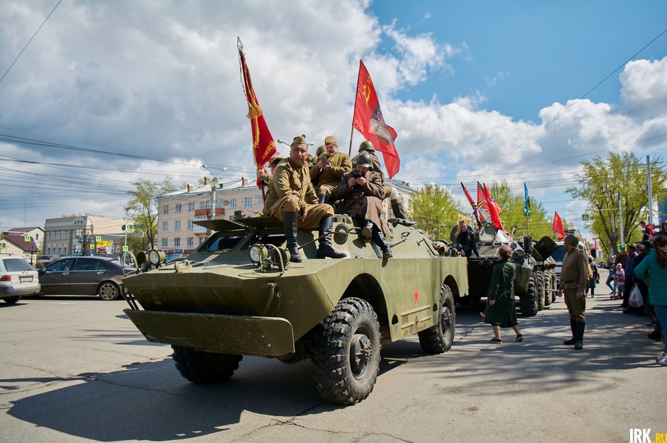 Около танка «Иркутский комсомолец»
