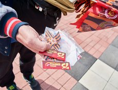 На подходе к мемориалу предлагают сувенирную продукцию.