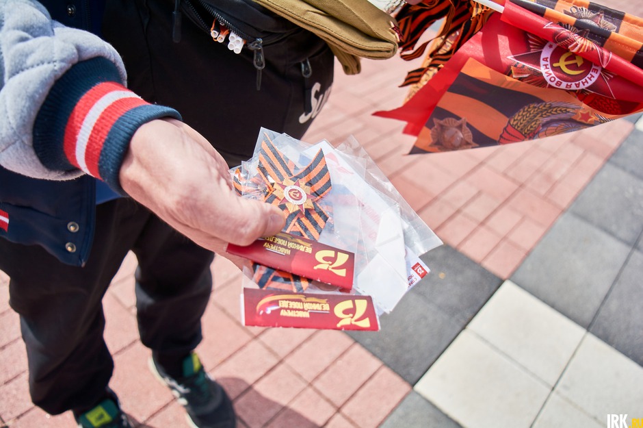 На подходе к мемориалу предлагают сувенирную продукцию.