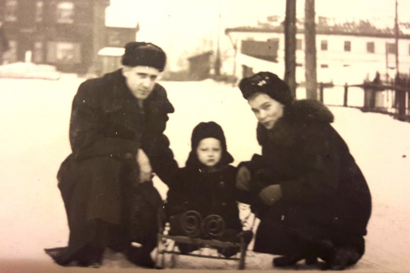 С женой Полиной и сыном Юрием, 1949 год