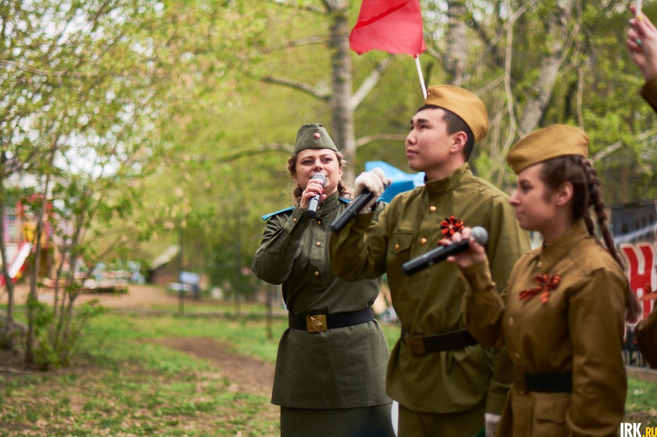 Курсанты исполнили песни о войне.