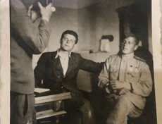 Был трижды контужен. В январе 1945 считался пропавшим без вести, но в марте вернулся в часть. Награжден медалью «За отвагу». На фото - крайний справа. Фото Дарьи Васильевой