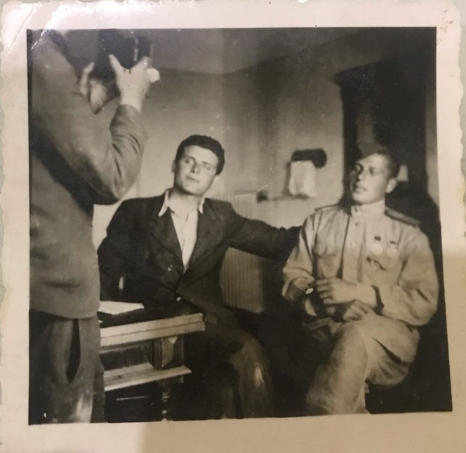 Был трижды контужен. В январе 1945 считался пропавшим без вести, но в марте вернулся в часть. Награжден медалью «За отвагу». На фото - крайний справа. Фото Дарьи Васильевой