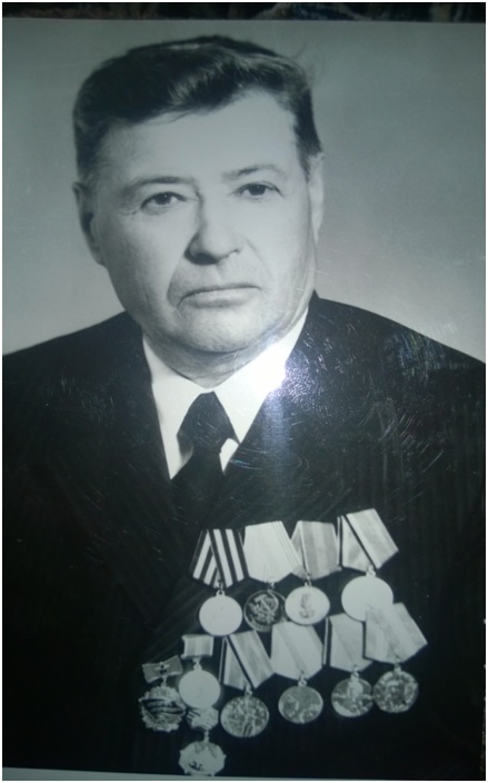 Коломеец Алексей Федорович. Рядовой, водитель 1-го батальона 16-го Автомобильного полка 2-й Автобригады СВГК. Был ранен. Награжден орденами и медалями. Фотографии прислала Елена Валова