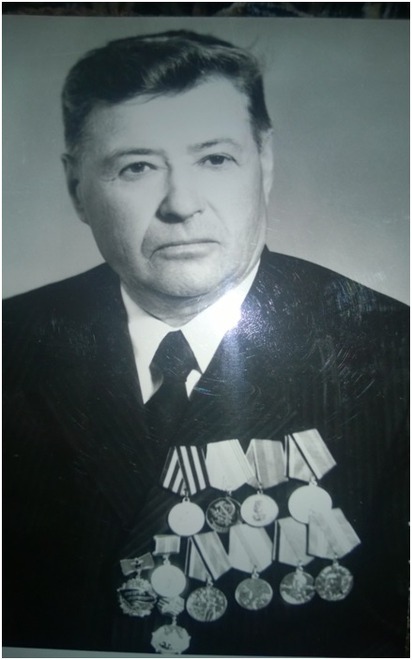Коломеец Алексей Федорович. Рядовой, водитель 1-го батальона 16-го Автомобильного полка 2-й Автобригады СВГК. Был ранен. Награжден орденами и медалями. Фотографии прислала Елена Валова