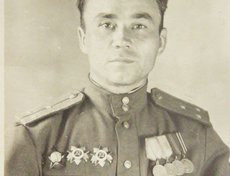 Поворотов Петр Иннокентьевич. Защищал Ленинград на Волховском фронте до прорыва блокады Ленинграда, был ранен, вернулся на фронт. Освобождал о. Порхов, Великий Новгород, Ригу, Варшаву, всю территорию Польши,штурмовал Берлин. Фото Е. Чайкина