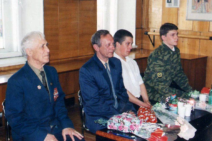 С сыном Юрием и внуками Сергеем и Дмитрием, 2000 год