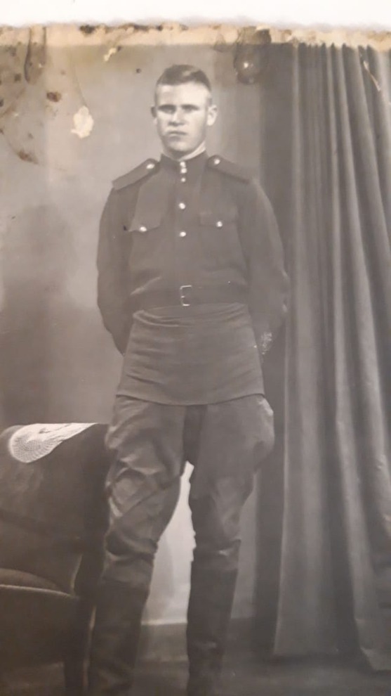 Казанов Иван Семёнович, фото сделано в Берлине 11 июля 1946 года, Иван попал на войну в 1942 году в составе 62 армии под командованием Чуйкова, а вернулся в 1946 году, в бою за Сталинград был награждён медалью «За отвагу».