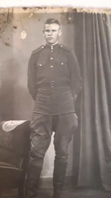 Казанов Иван Семёнович, фото сделано в Берлине 11 июля 1946 года, Иван попал на войну в 1942 году в составе 62 армии под командованием Чуйкова, а вернулся в 1946 году, в бою за Сталинград был награждён медалью «За отвагу».
