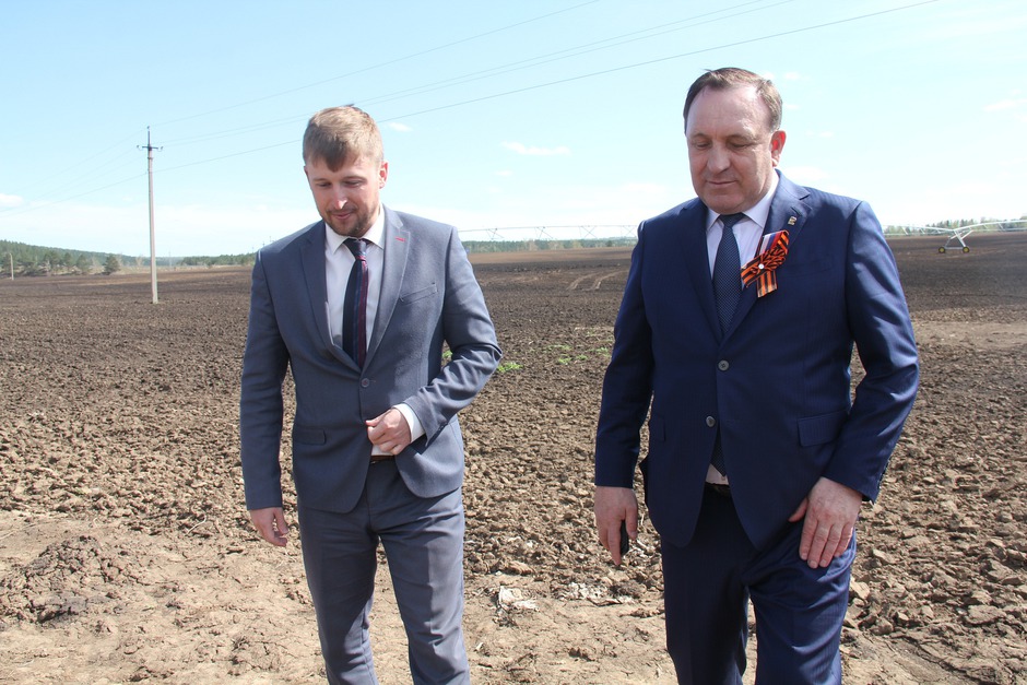 И.о. министра сельского хозяйства Иркутской области Илья Сумароков и мэр Иркутского района Леонид Фролов