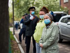 Послушать концерт собрались жители дома.