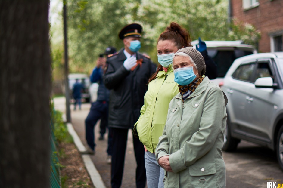 Послушать концерт собрались жители дома.