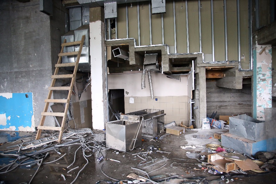 Перекрытия здания находятся в плохом состоянии, фундамент слаб, так как оно расстраивалось со временем